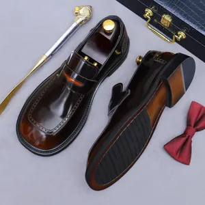 Mocasines de cuero marrón con pátina para hombre con punta cuadrada y correa clásica