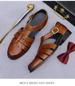 Detailansicht brauner Leder-Sandalen mit Metall-Schnalle und Vintage-Textur für Herren
