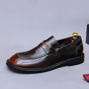 Mocasines Penny para hombre en cuero marrón oscuro con detalles brogue y acabado degradado