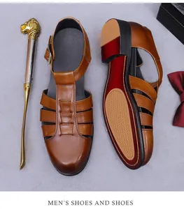 Draufsicht auf Herren-Ledersandalen mit hohlem Retro-Design und rutschfester Struktursohle