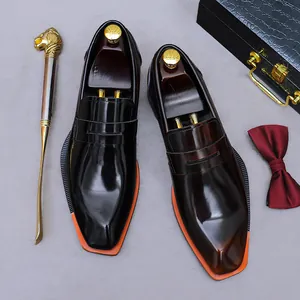 Polierte Leder-Loafer in Schwarz und Braun mit orangefarbenem Sohlenrand und Karree-Form