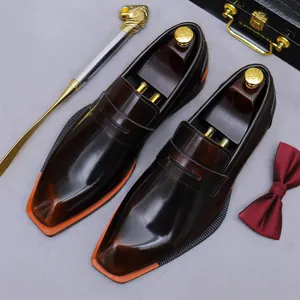 Poliertes dunkelbraunes Leder-Loafer-Paar mit quadratischer Spitze und oranger Sohle