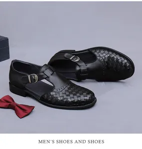 Detail eines Herren-Lederhalbschuhs mit T-Riemen, Silberschnalle und Brogue-Verzierung