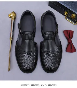 Draufsicht auf geflochtene schwarze Ledersandalen für Herren mit Brogue-Verzierung