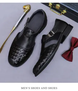 Detail von geflochtenem schwarzem Leder an Herrenschuhen mit Vintage-Metallschnalle