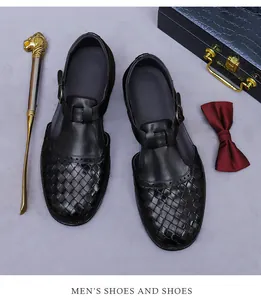 Flachbild von geflochtenen Ledersandalen mit Metallschnalle und Lederaccessoires