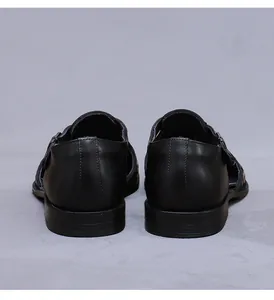 Rückansicht schwarzer Leder-Sandalen mit robuster Fersenpartie und Metallschnalle