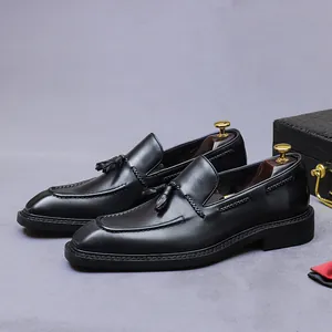 Klassieke zwarte leren herenloafers met kwastjes en handgeweven stikseldetails