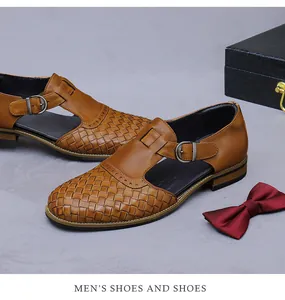 Nahaufnahme brauner geflochtener Leder-Monkschuh mit Metallschnalle und Aussparungsdetails