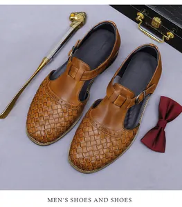 Detail von braunen Leder-Websandalen mit T-Riemen-Schnalle und handgefertigter Struktur