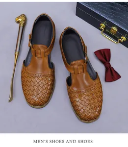 Detailaufnahme des geflochtenen Rindsleders mit Brogue-Lochungen bei Vintage-Herrensandalen