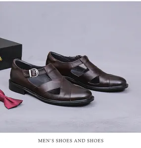 Detalle de sandalias de cuero marrón para hombre con hebilla y diseño de recortes