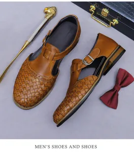 Nahaufnahme brauner geflochtener Ledersandalen mit Brogue-Details und Metallschnalle