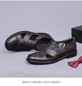 Detalle de sandalias de cuero marrón oscuro para hombre con tiras cruzadas y hebilla metálica