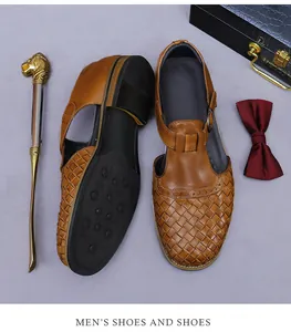 Nahaufnahme brauner Leder-Flecht-Sandalen mit T-Riemen und Metallschnallen-Detail