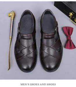 Detalle de sandalias de cuero para hombre con correas cruzadas y hebilla metálica en fondo gris