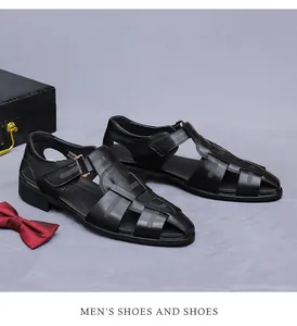 Detailansicht der schwarzen Leder-Flecht-Sandalen mit Metallschließe und eleganter Box