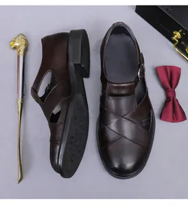 Detalle de sandalias de cuero marrón oscuro para hombre con correas cruzadas y hebilla