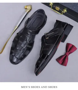 Detail des hochwertigen schwarzen Oberleders bei Herren-Business-Sandalen