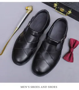 Detalle de sandalias de cuero negro para hombre con correas cruzadas y hebilla de metal