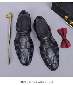 Details von schwarzen geflochtenen Leder-Sandalen für Herren mit Business-Accessoires