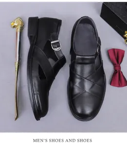 Detalle de sandalias de cuero para hombre con calzador de león y accesorios elegantes