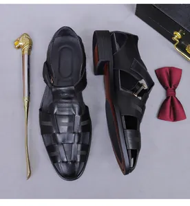 Detailsicht der schwarzen Leder-Flecht-Sandalen mit atmungsaktivem Römer-Design