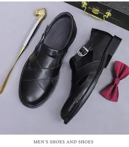 Detalle de las sandalias de cuero negro con correas cruzadas y hebilla metálica ajustable