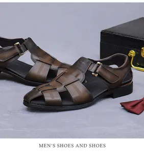 Detail von dunkelbraunen Leder-Sandalen für Herren mit goldener Schnalle auf Geschenkbox