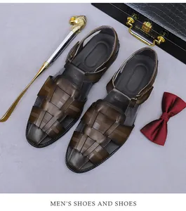 Detail handgewebter brauner Herren-Ledersandalen mit Vintage-Farbverlauf und Schnalle