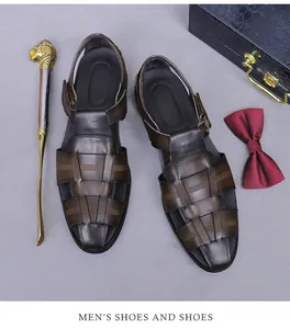 Detail von braunen Echtleder-Sandalen mit verstellbarer Schnalle und Retro-Finish