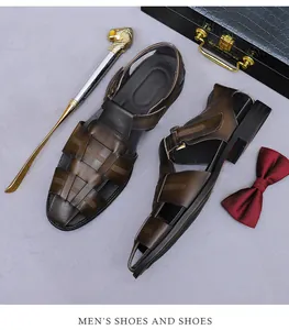 Makro-Detail der dunkelbraunen Herren-Leder-Sandalen mit verstellbarer Metallschnalle