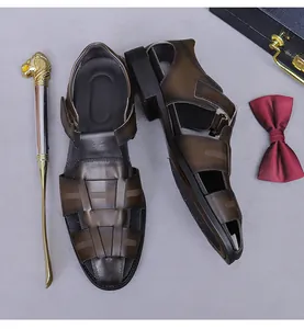 Detail von klassischen braunen Herren-Ledersandalen mit Webstruktur und einer Metallschnalle