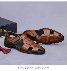 Detailaufnahme brauner Herren-Ledersandalen mit gewebter Struktur und Klettverschluss