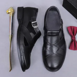 Sandalias de cuero negro para hombre con hebilla y elegante calzador para uso empresarial