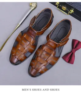 Detail der karamellbraunen Herren-Leder-Sandalen mit Vintage-Schnalle und Löwendekoration