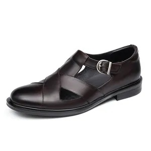 Sandalias de cuero marrón oscuro para hombre con punta cerrada y hebilla metálica