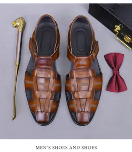 Draufsicht auf braune geflochtene Leder-Herrensandalen mit Metallschnalle und Accessoires
