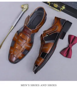 Nahaufnahme brauner Lederflechtsandalen mit Schnalle und stilvollen Herren-Accessoires