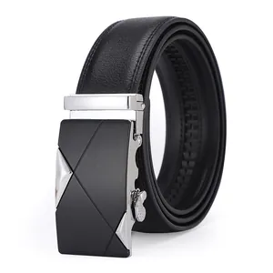 Ceinture noire en cuir pour homme avec boucle automatique en argent et texture géométrique