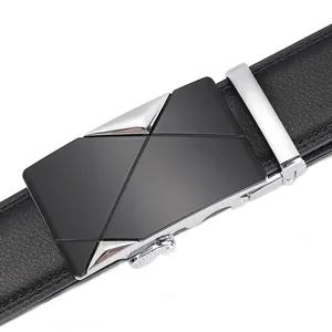 Ceinture homme en cuir avec boucle automatique noire grainée et détails métalliques