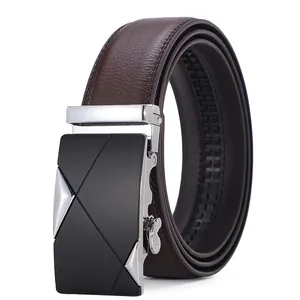 Ceinture homme en cuir marron foncé avec boucle automatique noire mate et motif en X
