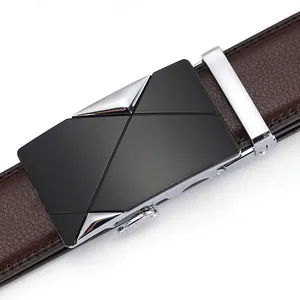 Détail d'une ceinture en cuir marron avec boucle automatique géométrique noire mate