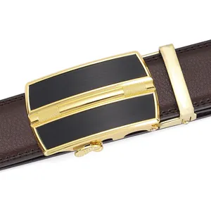 Gros plan d'une boucle automatique or et noir avec ceinture en cuir marron grainé