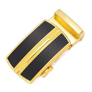 Détail de la boucle de ceinture automatique dorée avec panneaux noirs brossés pour hommes