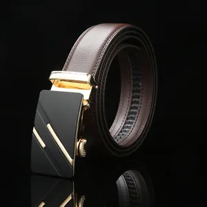 Ceinture pour homme en cuir marron foncé avec boucle automatique dorée sur fond noir