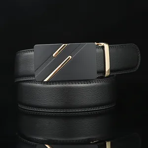 Ceinture pour homme en cuir noir avec boucle automatique et élégant détail doré