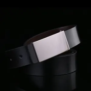 Nahaufnahme eines Herren-Ledergürtels in Schwarz mit gebürsteter Metallschnalle