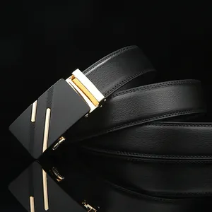 Ceinture pour homme en cuir noir avec boucle automatique et rayures dorées sur fond miroir