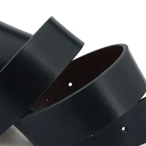 Vue macro d'une ceinture en cuir noir montrant la texture et les perforations